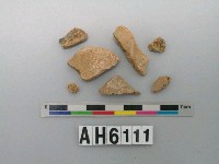 藏品(淺褐色夾砂陶片)的圖片